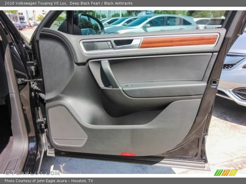 Deep Black Pearl / Black Anthracite 2016 Volkswagen Touareg V6 Lux