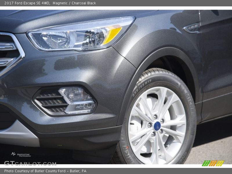 Magnetic / Charcoal Black 2017 Ford Escape SE 4WD
