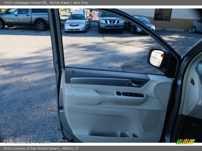 Blonde Maple / Aero Grey 2009 Volkswagen Routan SEL