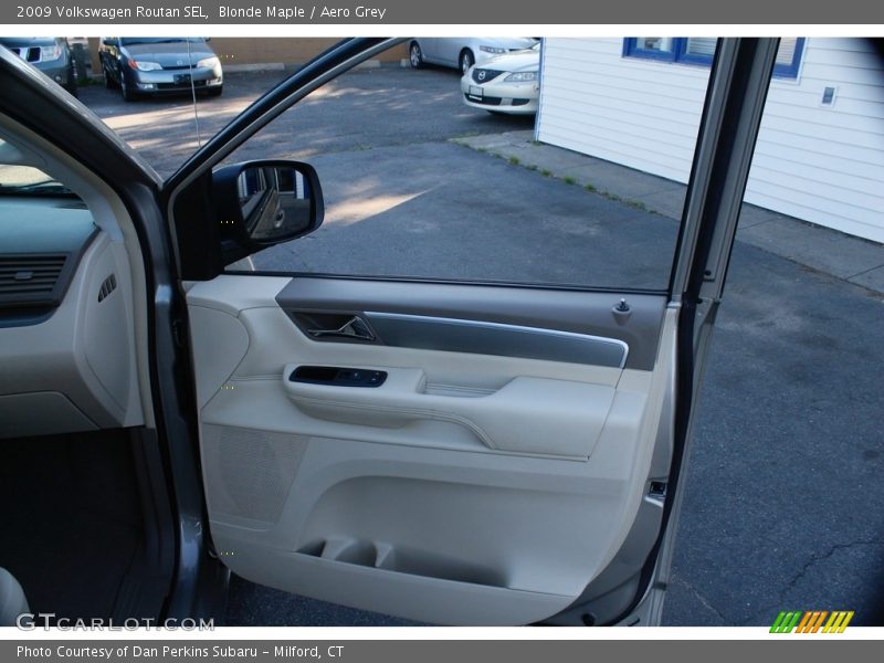 Blonde Maple / Aero Grey 2009 Volkswagen Routan SEL