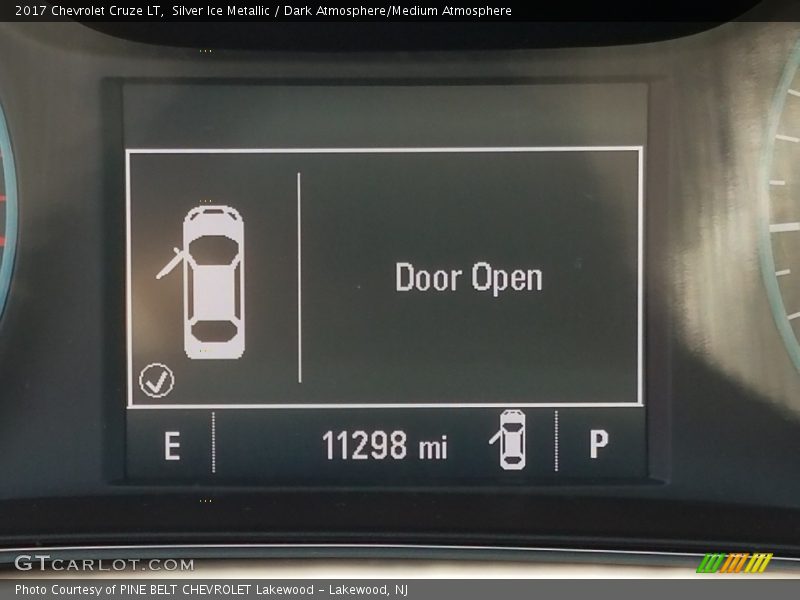 Silver Ice Metallic / Dark Atmosphere/Medium Atmosphere 2017 Chevrolet Cruze LT