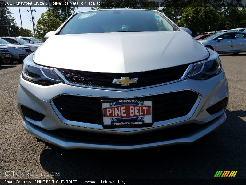 Silver Ice Metallic / Jet Black 2017 Chevrolet Cruze LT