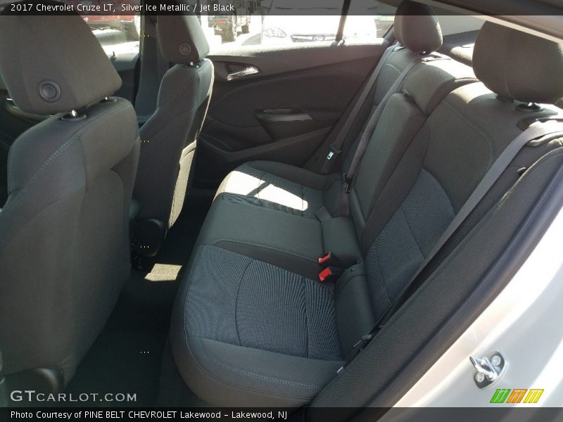 Silver Ice Metallic / Jet Black 2017 Chevrolet Cruze LT