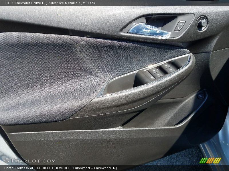 Silver Ice Metallic / Jet Black 2017 Chevrolet Cruze LT