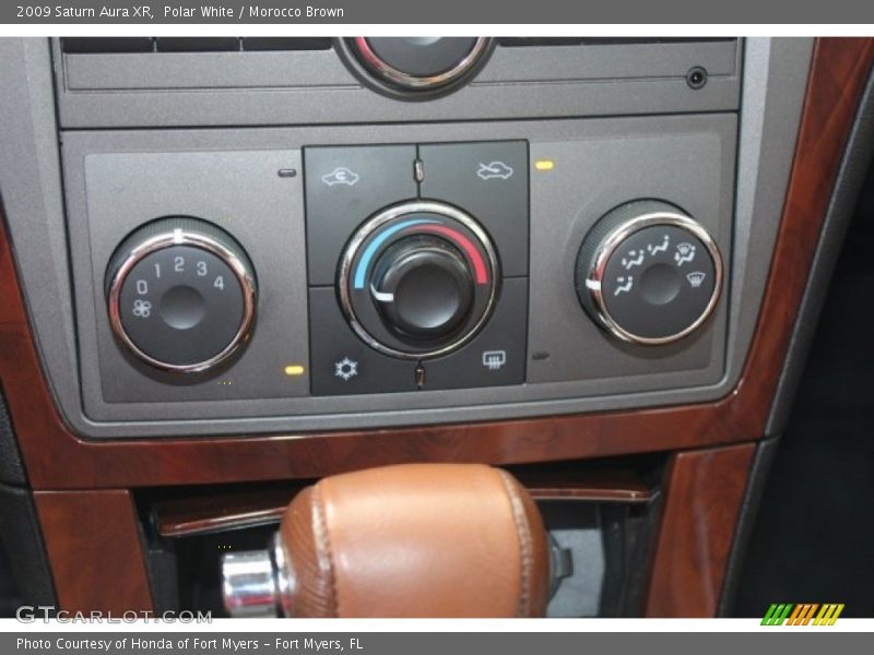 Polar White / Morocco Brown 2009 Saturn Aura XR