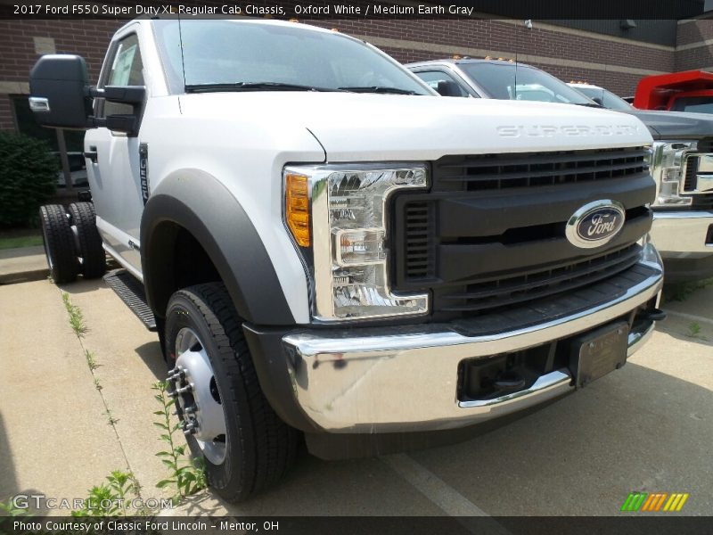 Oxford White / Medium Earth Gray 2017 Ford F550 Super Duty XL Regular Cab Chassis