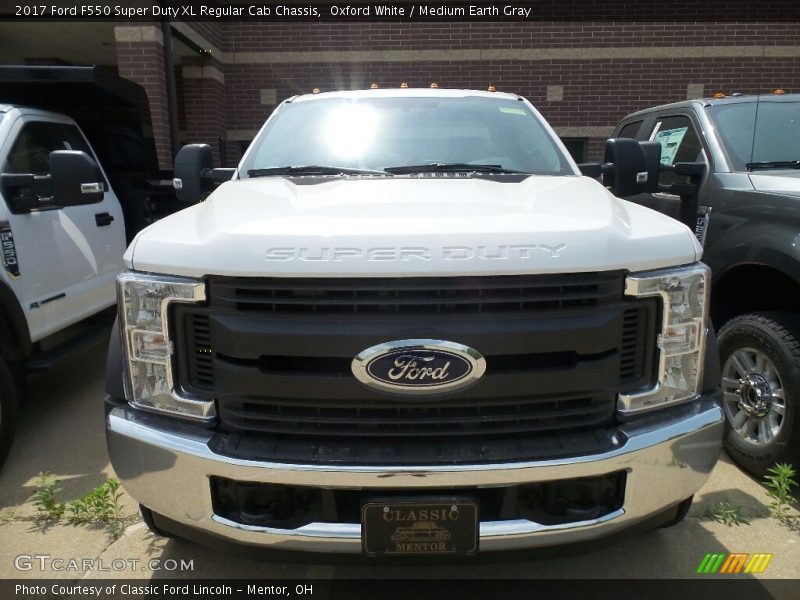 Oxford White / Medium Earth Gray 2017 Ford F550 Super Duty XL Regular Cab Chassis