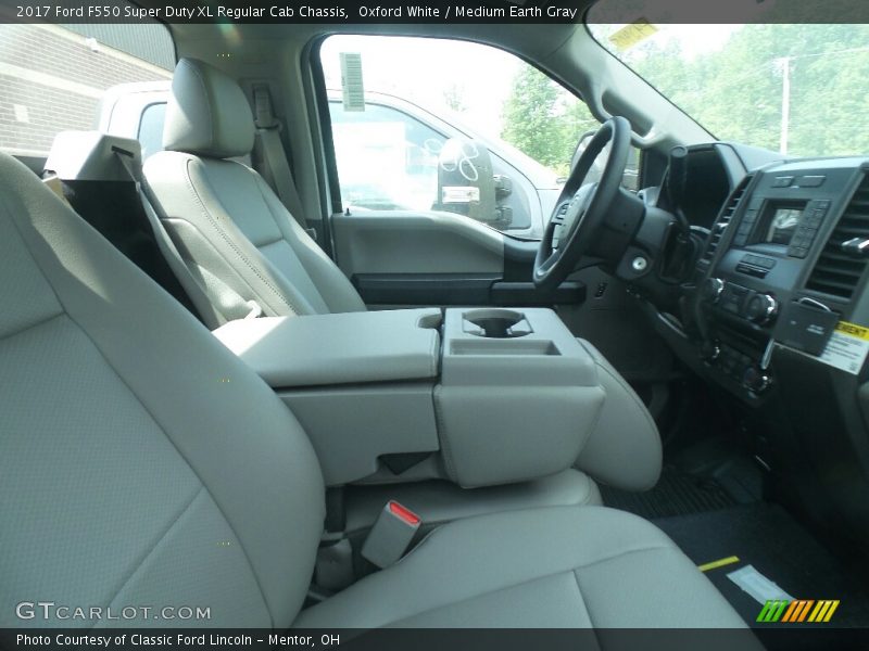 Oxford White / Medium Earth Gray 2017 Ford F550 Super Duty XL Regular Cab Chassis