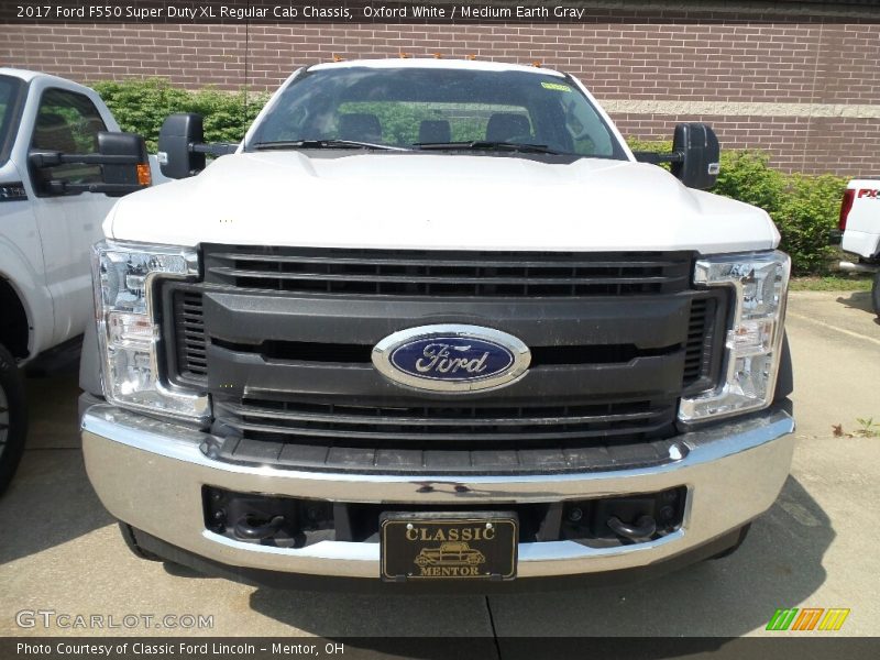 Oxford White / Medium Earth Gray 2017 Ford F550 Super Duty XL Regular Cab Chassis