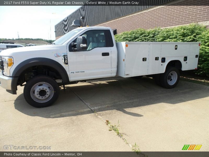 Oxford White / Medium Earth Gray 2017 Ford F550 Super Duty XL Regular Cab Chassis