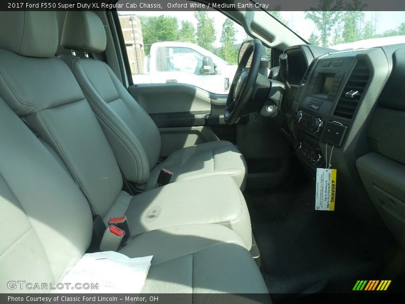 Oxford White / Medium Earth Gray 2017 Ford F550 Super Duty XL Regular Cab Chassis