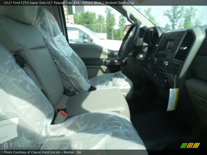 Oxford White / Medium Earth Gray 2017 Ford F250 Super Duty XLT Regular Cab 4x4