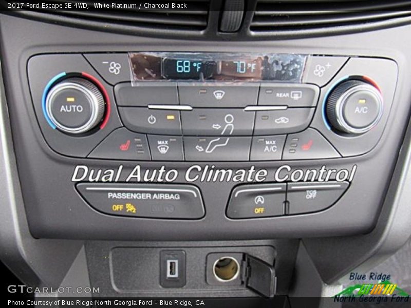 White Platinum / Charcoal Black 2017 Ford Escape SE 4WD