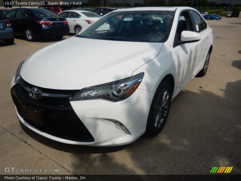 Super White / Black 2017 Toyota Camry SE