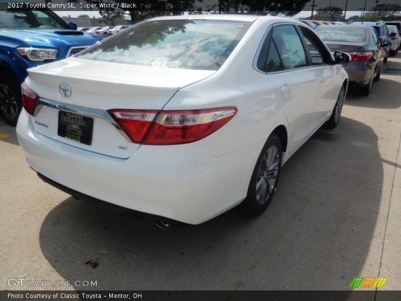 Super White / Black 2017 Toyota Camry SE