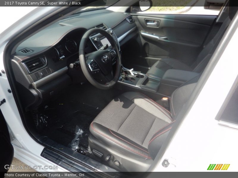 Super White / Black 2017 Toyota Camry SE