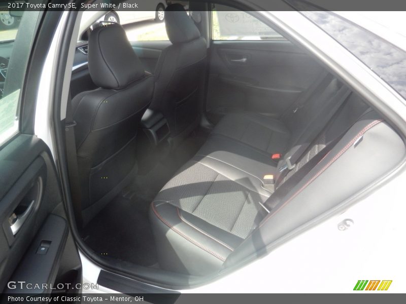 Super White / Black 2017 Toyota Camry SE