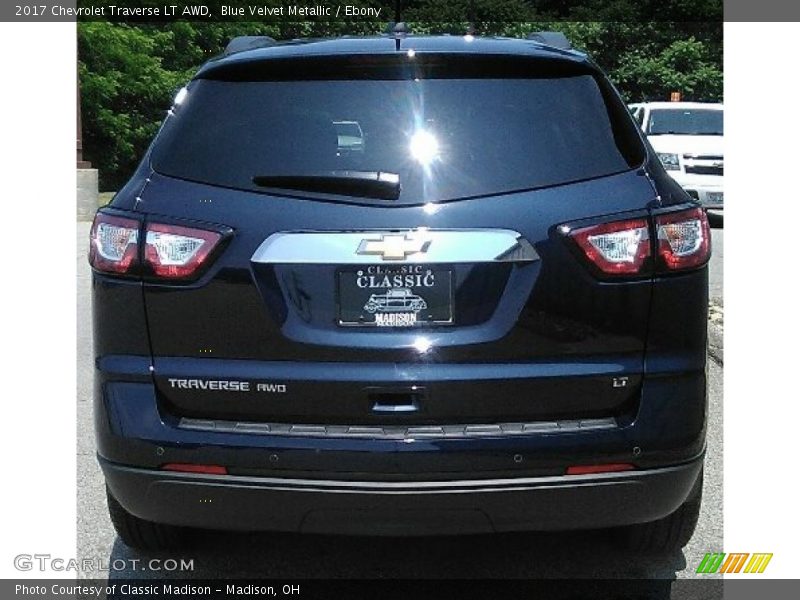 Blue Velvet Metallic / Ebony 2017 Chevrolet Traverse LT AWD