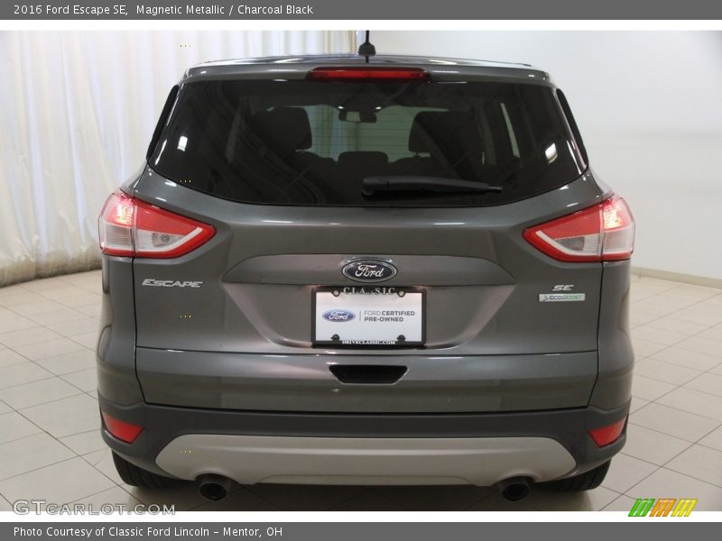 Magnetic Metallic / Charcoal Black 2016 Ford Escape SE