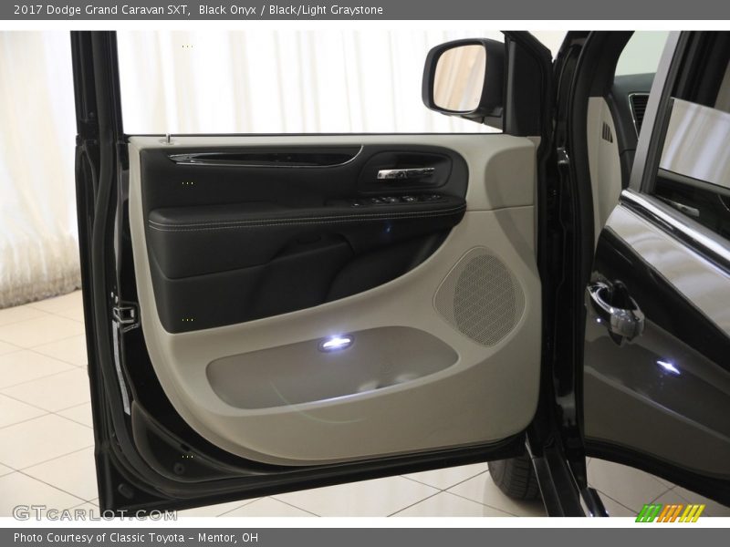 Black Onyx / Black/Light Graystone 2017 Dodge Grand Caravan SXT