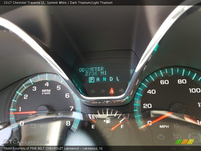 Summit White / Dark Titanium/Light Titanium 2017 Chevrolet Traverse LS