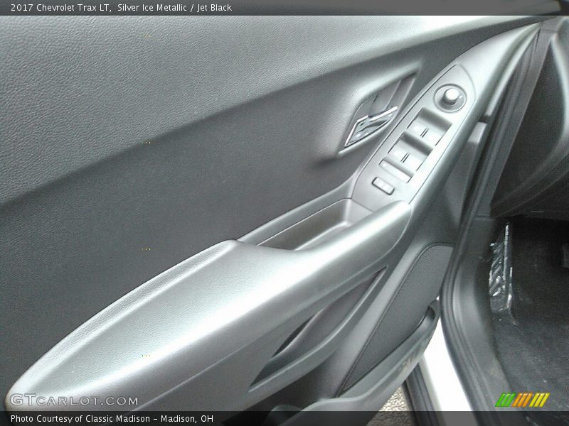 Silver Ice Metallic / Jet Black 2017 Chevrolet Trax LT