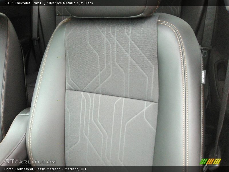 Silver Ice Metallic / Jet Black 2017 Chevrolet Trax LT