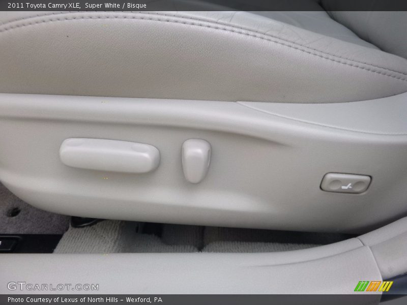 Super White / Bisque 2011 Toyota Camry XLE