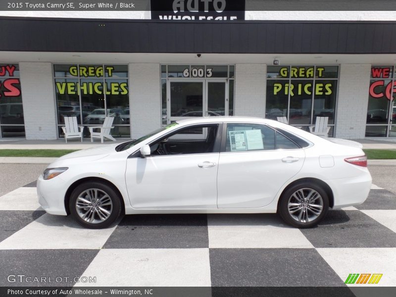 Super White / Black 2015 Toyota Camry SE