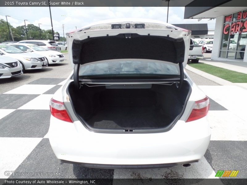 Super White / Black 2015 Toyota Camry SE