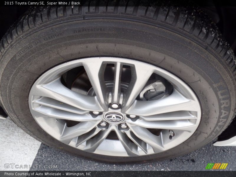 Super White / Black 2015 Toyota Camry SE