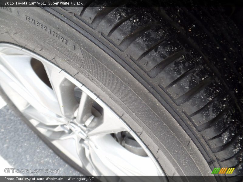Super White / Black 2015 Toyota Camry SE