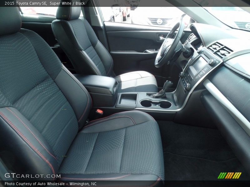 Super White / Black 2015 Toyota Camry SE