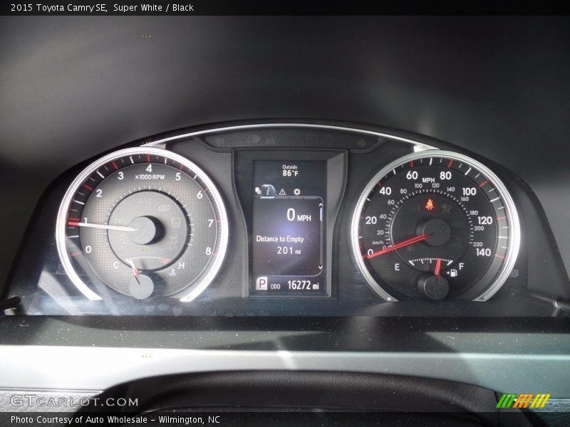 Super White / Black 2015 Toyota Camry SE