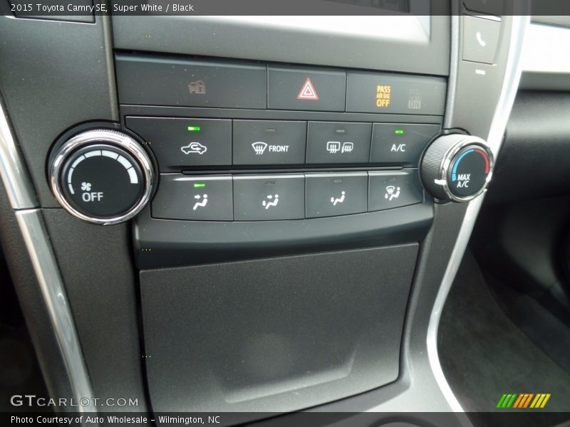 Super White / Black 2015 Toyota Camry SE