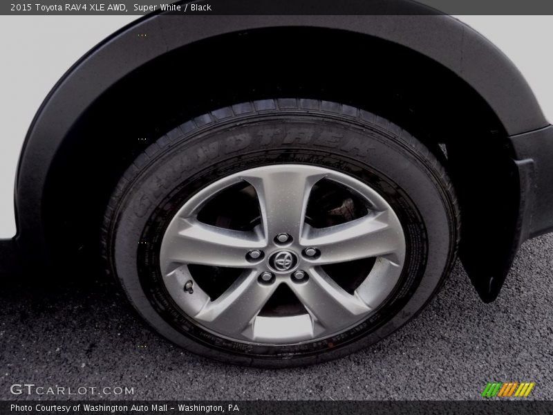 Super White / Black 2015 Toyota RAV4 XLE AWD