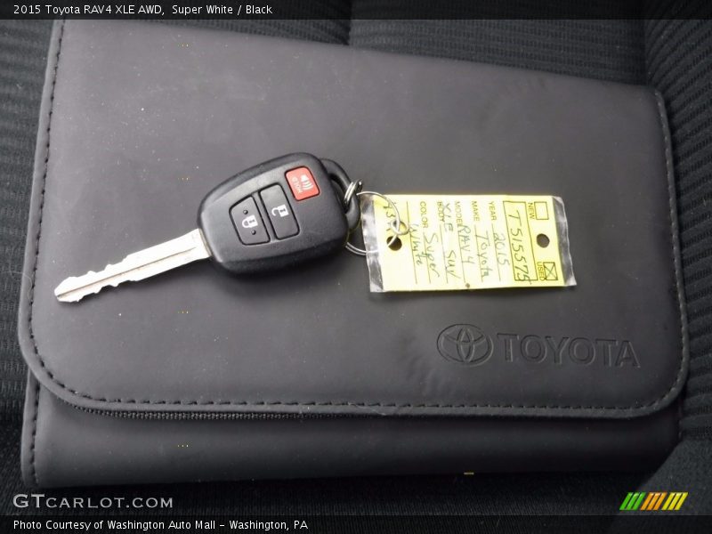 Super White / Black 2015 Toyota RAV4 XLE AWD