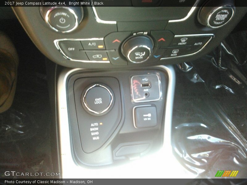 Bright White / Black 2017 Jeep Compass Latitude 4x4