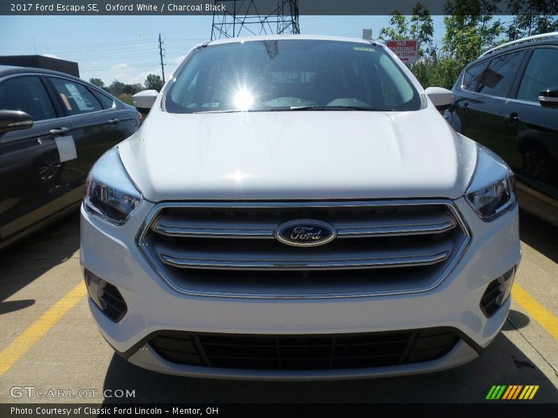 Oxford White / Charcoal Black 2017 Ford Escape SE