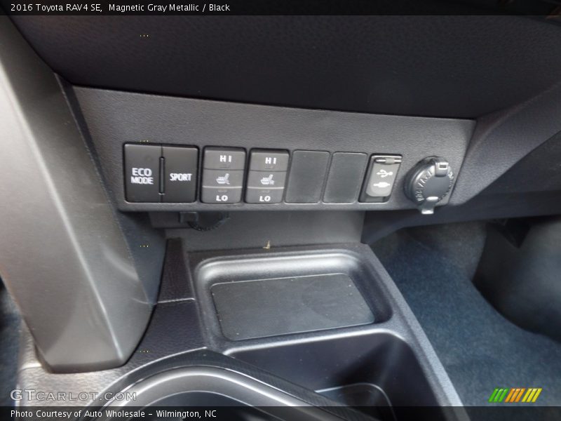 Magnetic Gray Metallic / Black 2016 Toyota RAV4 SE