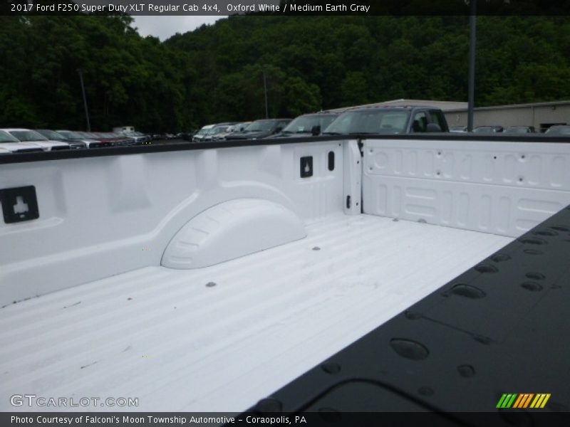 Oxford White / Medium Earth Gray 2017 Ford F250 Super Duty XLT Regular Cab 4x4