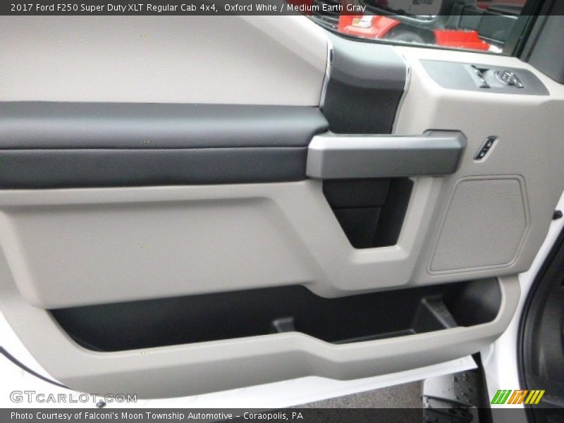 Oxford White / Medium Earth Gray 2017 Ford F250 Super Duty XLT Regular Cab 4x4