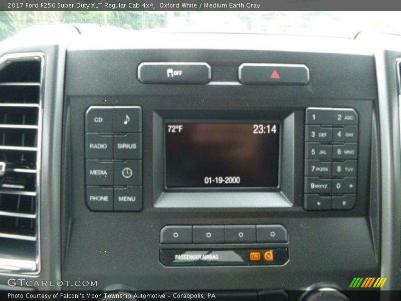 Oxford White / Medium Earth Gray 2017 Ford F250 Super Duty XLT Regular Cab 4x4