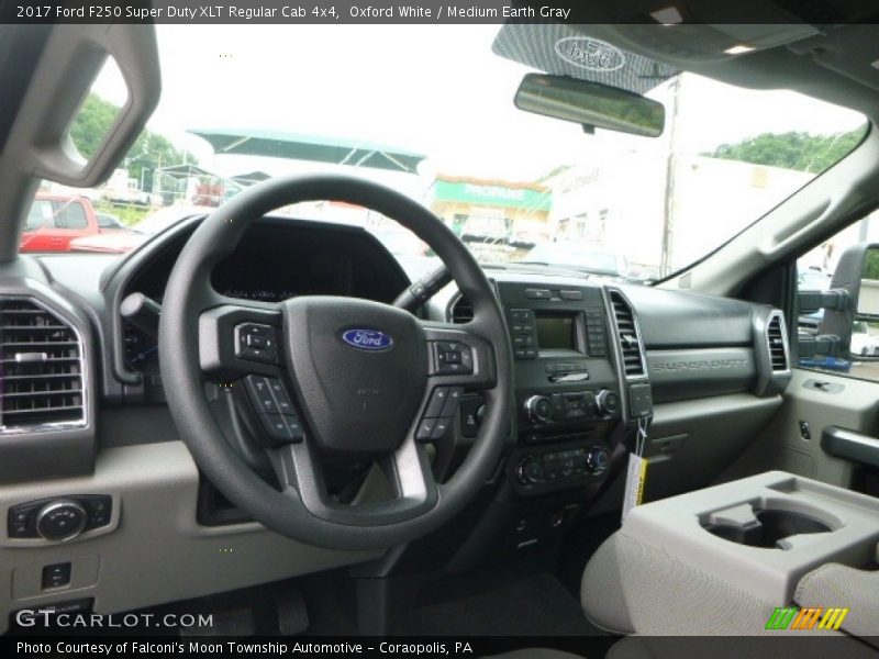 Oxford White / Medium Earth Gray 2017 Ford F250 Super Duty XLT Regular Cab 4x4