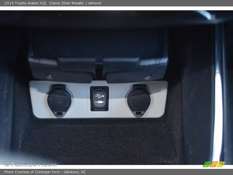 Classic Silver Metallic / Almond 2014 Toyota Avalon XLE