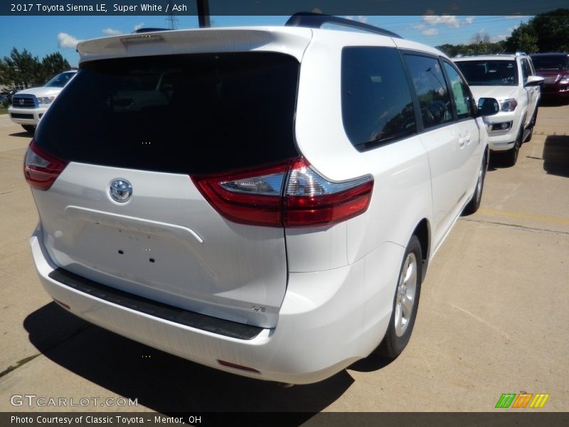 Super White / Ash 2017 Toyota Sienna LE