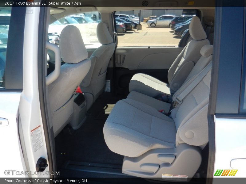 Super White / Ash 2017 Toyota Sienna LE