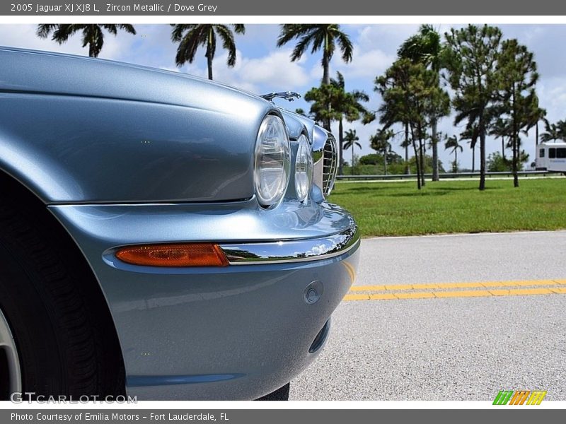 Zircon Metallic / Dove Grey 2005 Jaguar XJ XJ8 L