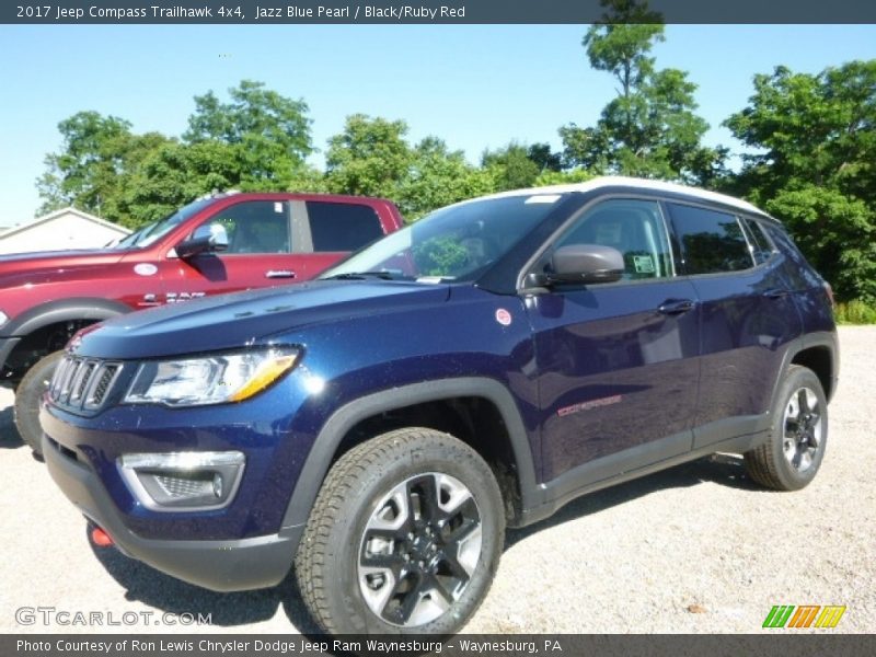 Front 3/4 View of 2017 Compass Trailhawk 4x4