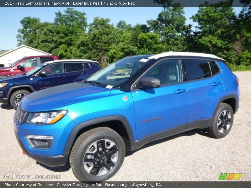 Front 3/4 View of 2017 Compass Trailhawk 4x4